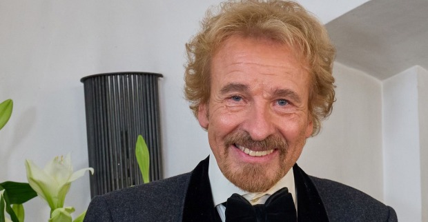 Thomas Gottschalk Porträt lächelnd im Anzug nach Absagen wegen Krankheit und geplanter Kreuzfahrt-Auftritt