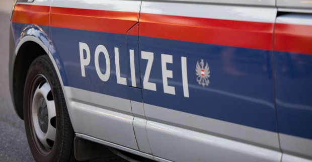 Polizeiauto in Österreich bei Einsatz nach Trafik-Überfall in Wetzelsdorf Graz