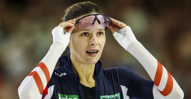 Eine Eisschnellläuferin schiebt ihre Sportbrille nach oben