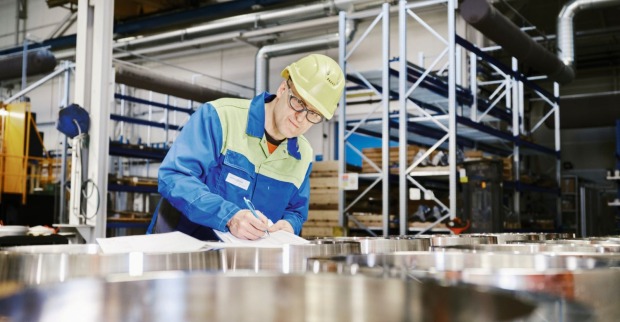 Produktion von High-Tech-Stahlbauteilen für Flugzeugtriebwerke in einem Werk der voestalpine