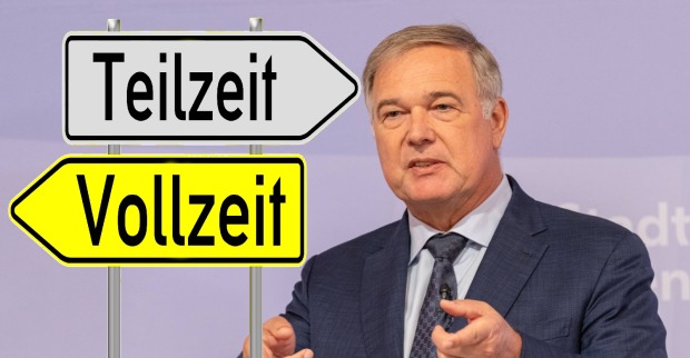 Walter Ruck Wirtschaftskammer Wien vor Schild mit Teilzeit und Vollzeit fordert 1000 Euro Bonus für Vollzeitarbeit in Österreich