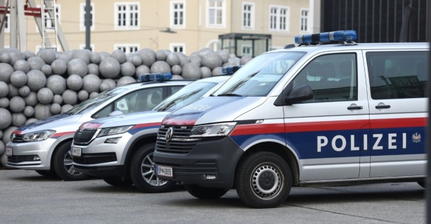 Drei Polizeiautos.