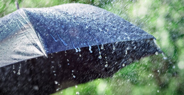 Regenschirm im starken Regen bei stürmischem Wetter mit Gewitter in Österreich am Sonntag
