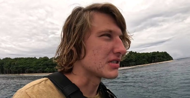 Mann in Schlauchboot nahe der North Sentinel Island im Indischen Ozean während verbotener Annäherung an isolierten Stamm