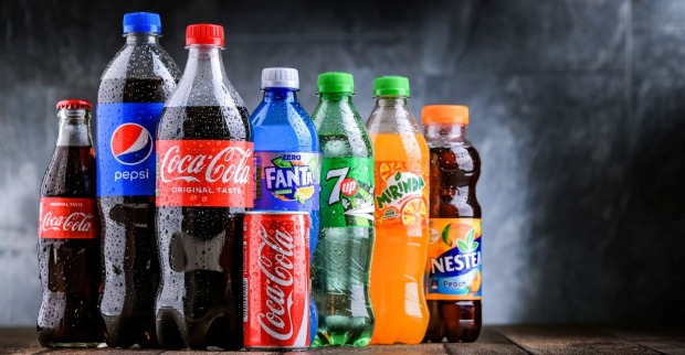 Verschiedene Softdrinks wie Cola, Pepsi, Fanta und Eistee in Flaschen und Dosen – Symbolbild für Zuckersteuer und Zuckergehalt in Getränken