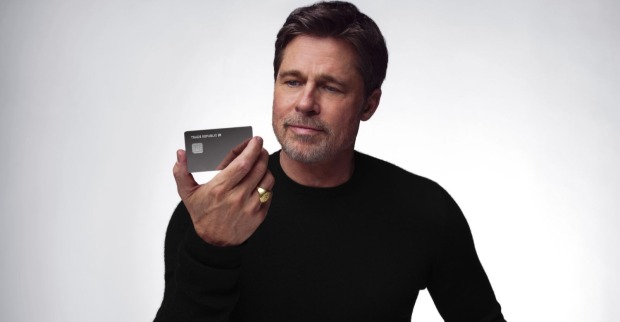 Brad Pitt mit Debit Card