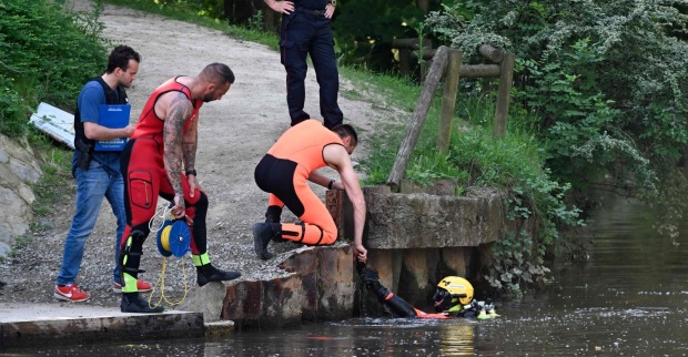 Polizei und Taucher im Einsatz am Fluss Vilaine in Rennes nach Fund eines toten 11-jährigen Buben