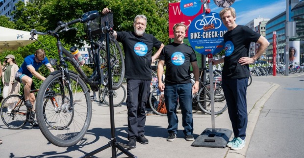 Gruppenbild mit Fahrrädern