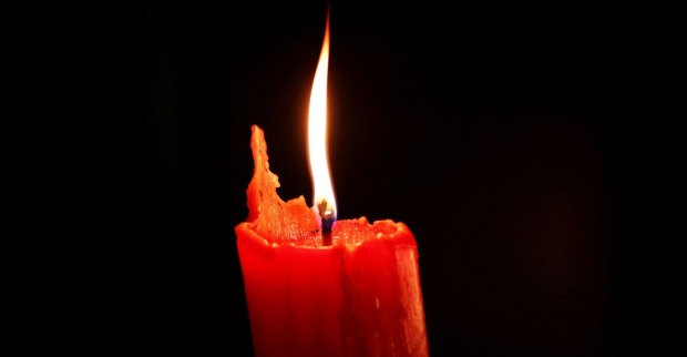 Brennende rote Kerze als Symbolbild für den Tod von Schauspieler Alexander Held