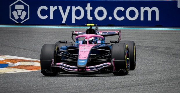 Ein Rennwagen des Alpine f1 Teams in Miami