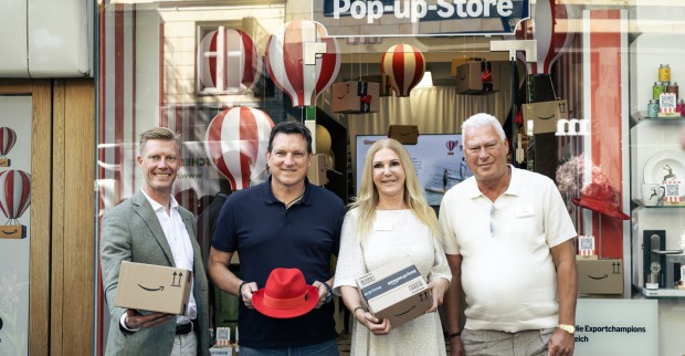 Vier Personen vor dem Amazon Pop-up-Store in der Wiener Mariahilfer Straße
