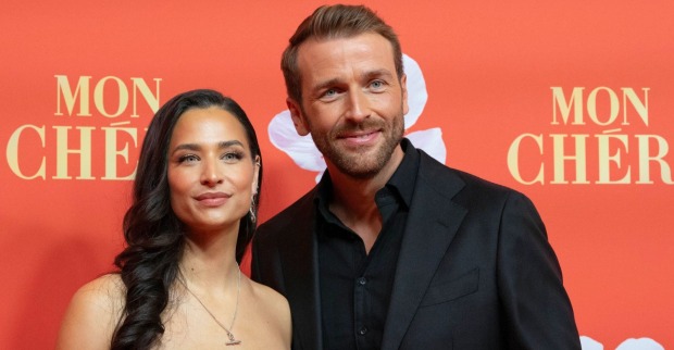 Amira Aly schwanger mit Baby von Christian Düren bei einem gemeinsamen Auftritt auf dem roten Teppich.