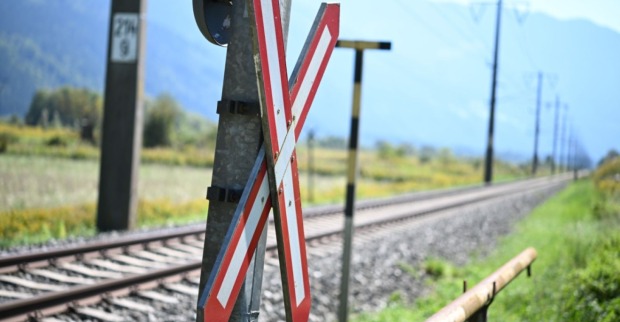 Ein X vor Bahngleisen