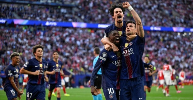 Spieler von Paris Saint-Germain feiern den Champions-League-Titel nach dem Finalsieg gegen Arsenal in Budapest