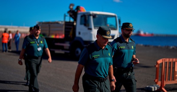 Mehrere Männer in Uniformen inspizieren einen Hafen