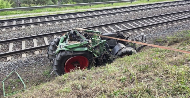 Zerstörter Traktor steht neben Zuggleisen