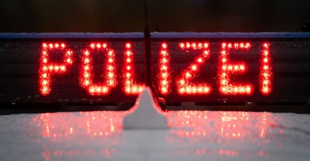 Polizei-Schriftzug auf einem Auto.