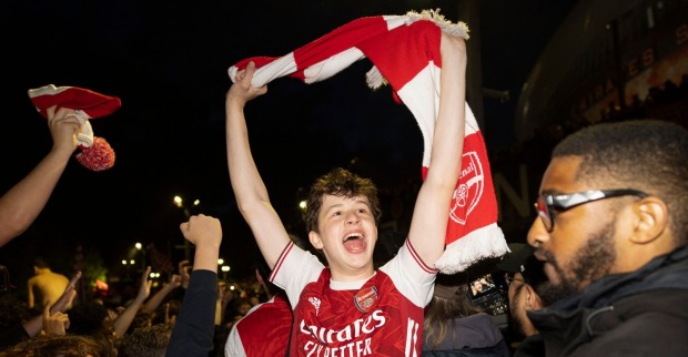 Ein Fan feiert die Meisterschaft von FC Arsenal.