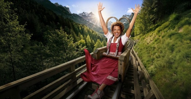 „Bauer sucht Frau“ 2026 mit Moderatorin Arabella Kiesbauer in einer Berglandschaft. Die neue ATV-Staffel startet am 27. Mai mit 14 Kandidaten aus ganz Österreich.