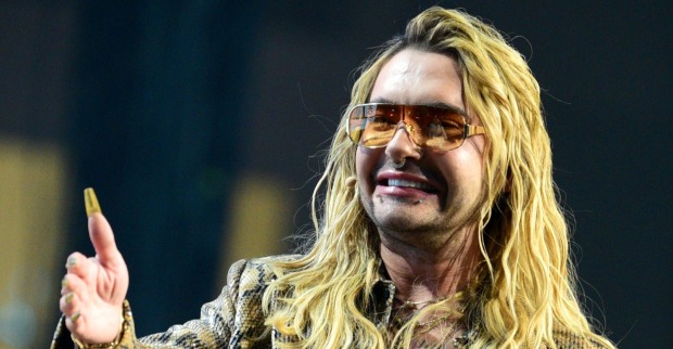 Bill Kaulitz in einem auffälligen Outfit auf der OMR-Bühne in Hamburg bei der Ankündigung von Staffel 3 seiner Netflix-Serie