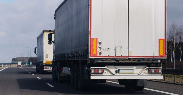 Zwei Lkw fahren auf einer Autobahn, Symbolbild für Spedition und Transportbranche im Zusammenhang mit der Cargowell-Insolvenz.