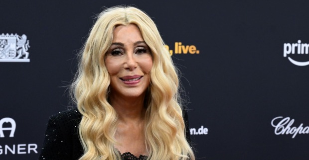 Cher bei einem öffentlichen Auftritt. Die Sängerin feiert ihren 80. Geburtstag und sorgt mit ihrer Karriere und ihrem Privatleben weiter für Schlagzeilen.