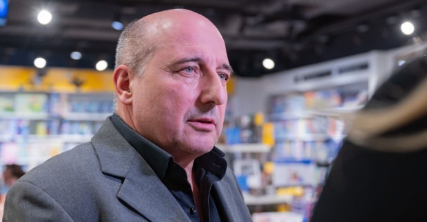 Christoph Fälbl bei einem öffentlichen Auftritt. Der österreichische Kabarettist spricht offen über seinen 60. Geburtstag, Alkoholprobleme und Therapie.