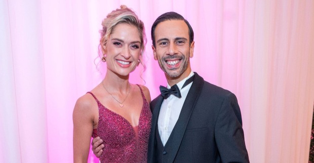 Danilo Campisi und Corinna Kamper posieren gemeinsam bei einem Event. Das Paar lernte sich 2023 bei „Dancing Stars“ kennen und machte seine Liebe später öffentlich.