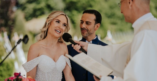 Corinna Kamper und Danilo Campisi bei ihrer romantischen Hochzeit in der Steiermark während der Trauung mit Dompfarrer Toni Faber – das Paar trägt nun den Doppelnamen Kamper-Campisi.