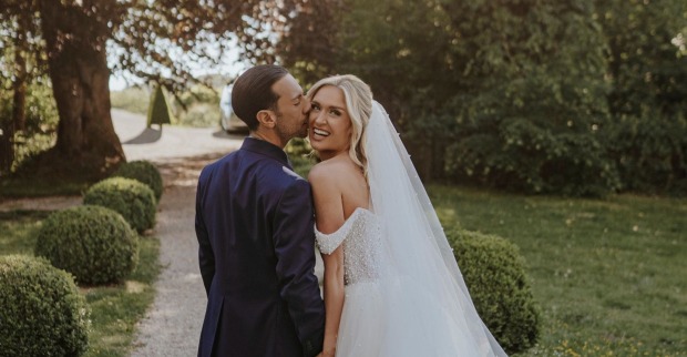 Danilo Campisi und Corinna Kamper bei ihrer romantischen Hochzeit in der Steiermark – das Brautpaar posiert glücklich nach der emotionalen Trauung im Garten der Hochzeitslocation.