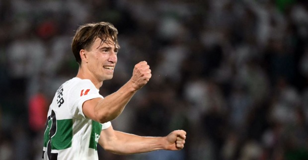 David Affengruber im Trikot des FC Elche auf dem Spielfeld