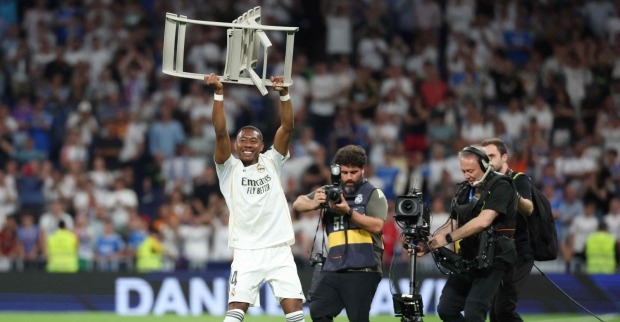 David Alaba wird bei seiner Auswechslung im Estadio Bernabeu von den Fans mit Standing Ovations gefeiert