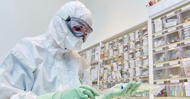 Ebola-Ausbruch Afrika: Arzt in Schutzanzug bereitet Behandlung vor, WHO warnt vor steigenden Fallzahlen