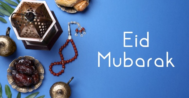 Eid Mubarak Grußkarte. Flache Laienzusammensetzung mit arabischer Laterne und Misbaha auf blauem Tisch.
