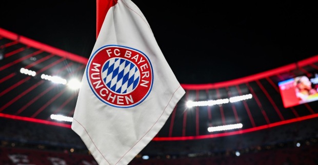 FC Bayern München Fahne in der Allianz Arena vor Champions-League-Spiel während München Razzia in der Innenstadt.