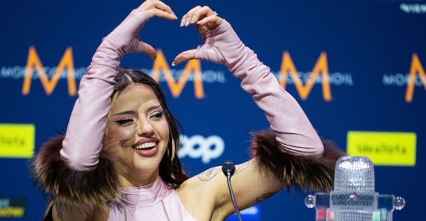 ESC-Gewinnerin Dara formt bei einer Pressekonferenz nach ihrem ESC-Sieg ein Herz mit den Händen und kündigt ihren neuen deutschen Song „Ich liebe dich“ an.