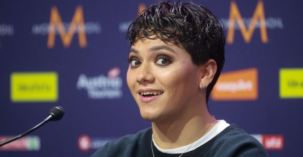 ESC-Sieger JJ bei einer Pressekonferenz nach dem Eurovision Song Contest 2026. Nach seinem viralen „Bitch“-Spruch sorgt der Sänger und die ESC-Kritik von Sam Dylan für Diskussionen im Netz.