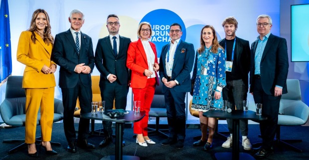 Acht Personen am Podium des Europa-Forum-Wachau 2026