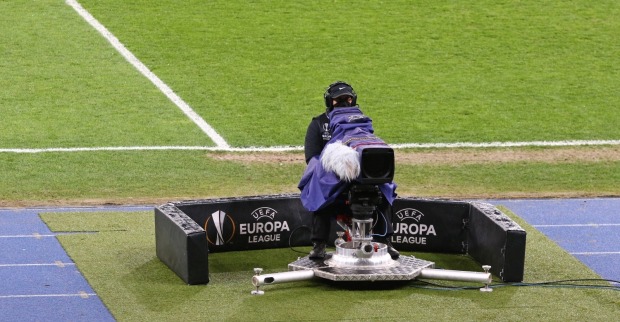 Kameramann des Rundfunkspielers bei der UEFA Europa League Spiel Shakhtar Donetsk / Roma im NSC Olimpiyskyi Stadion in Kiew.