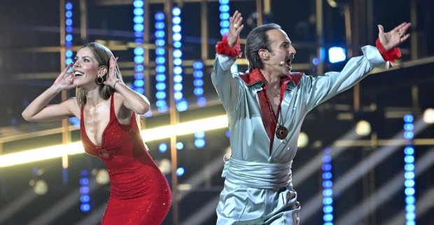 Victoria Swarovski und Michael Ostrowski performen beim Eurovision Song Contest 2026 in Wien eine schräge Showeinlage mit Rap und ESC-Klischees auf der Bühne der Wiener Stadthalle.