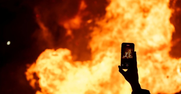 Lagerfeuer welches ausbricht