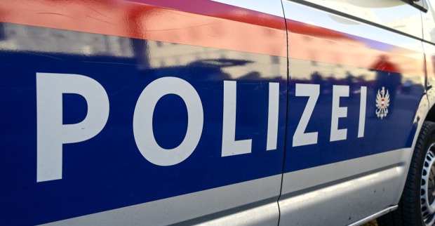 Polizei-Schriftzug auf einem Polizeiauto.