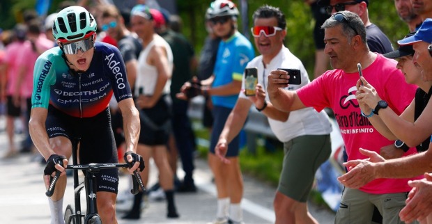 Felix Gall beim Giro d'Italia 2026 im Anstieg von Piancavallo, Zuschauer feuern ihn am Straßenrand an