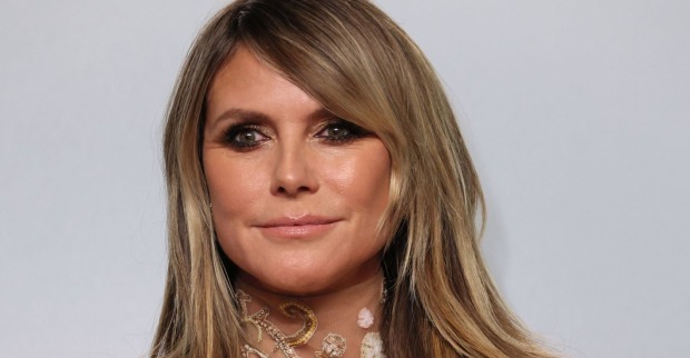 Heidi Klum bei einem öffentlichen Event: Die GNTM-Moderatorin steht nach den Aussagen von Influencer Philip Wälter erneut wegen „Germany’s Next Topmodel“ in der Kritik.