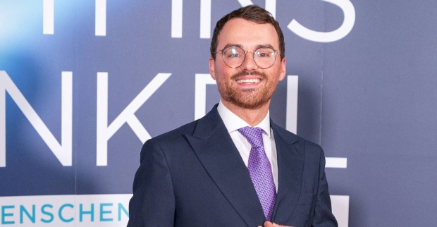Luigi Barbaro jun., Mitinitiator des Gran Ballo Italiano, posiert vor einer Eventwand. Der Unternehmer zählt zu den Organisatoren des neuen Society-Events, das Wiener Balltradition mit italienischer Lebensfreude verbindet.