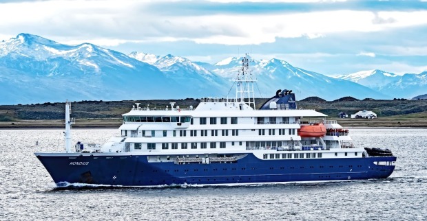 Kreuzfahrtschiff Hondius im Atlantik vor Bergkulisse – Hantavirus-Ausbruch an Bord mit mehreren Infizierten und Todesfällen