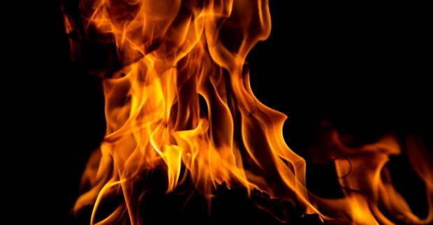 Feuer und Flammen als Symbolbild für Unfall in Heinfels, bei dem ein Kind durch ein Feuerzeug Verletzungen erlitten hat