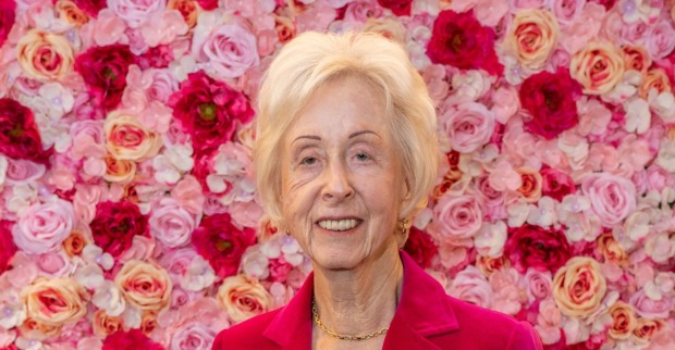 Hilde Umdasch Porträt vor Blumenwand bellaflora Unternehmerin Österreich verstorben