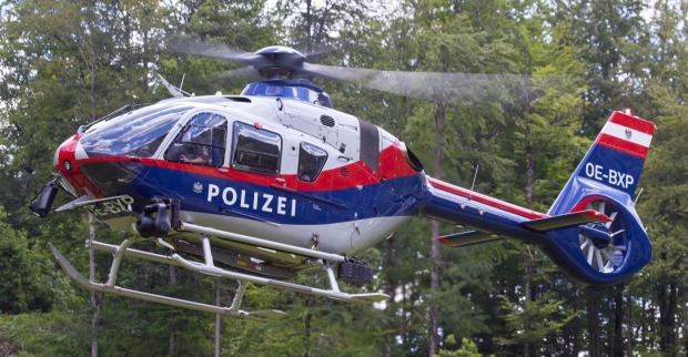 Polizei Hubschrauber Libelle im Einsatz über Schwarzach nach Messer-Raub Fahndung Vorarlberg