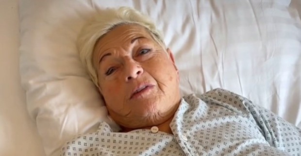 Jazz Gitti meldet sich nach einer Operation direkt aus dem Spitalbett und zeigt sich trotz Krankenhaus-Aufenthalt humorvoll.